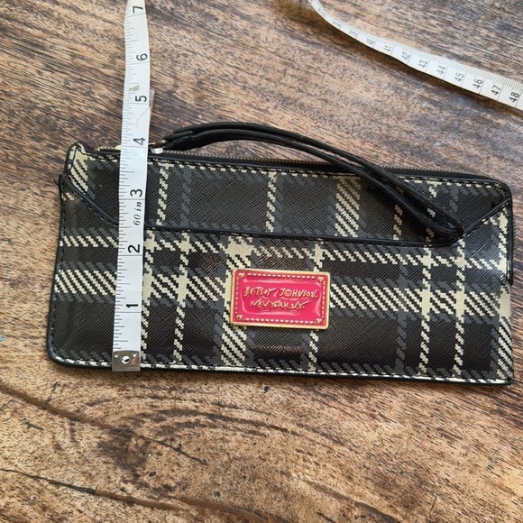Betsey Johnson Plaid herringbone Wallet wristlet with gold heart & pink logo - Picture 10 of 11